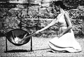 Encendido de la antorcha olímpica de Berlín, en el Valle de Olympia en 1936